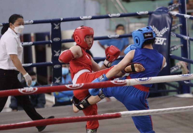 Niềm tự hào của kickboxing Lào Cai - tay đấm Lê Thị Nhi sẽ thi đấu vào lúc 17h15, đối thủ sẽ là tay đấm người người Indonesia Pieter Diandra Ariesta ở hạng cân 56kg nữ.
