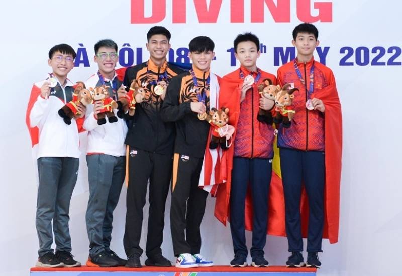 Hai vận động viên Nguyễn Quang Đạt và Đặng Hoàng Tú đã đem về tấm huy chương đồng nội dung nhảy cầu cứng 10m. Đáng chú ý là bộ đôi này chỉ mới 15 tuổi, hoàn thành nhiệm vụ với 251,46 điểm chung cuộc. 
