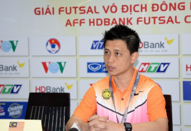 HLV Chiew Chun Yong của ĐT futsal Malaysia gặp vấn đề về sức khỏe ngay trước ngày thi đấu Thái Lan ở trận ra quân futsal nam SEA Games 31 ngày mai. Theo chia sẻ, vị thuyền trưởng đã gặp vấn đề về sức khỏe và phải nhập viện để kiểm tra.