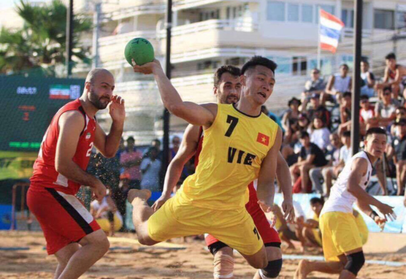 Bóng ném bãi biển nam hôm nay (10/5), đội chủ nhà Việt Nam sẽ đối đầu với đội tuyển Philippines - bại tướng trước Việt Nam tại  lượt đi, do đó, kết quả trận đấu này sẽ quyết định lớn đến cuộc đua tranh ngôi vị số 1 của môn bóng ném bãi biển nam SEA Games 31.