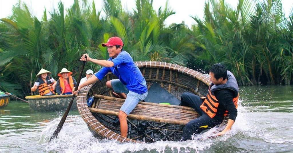 Đi thuyền thúng ở Rừng Dừa Bảy Mẫu Hội An 