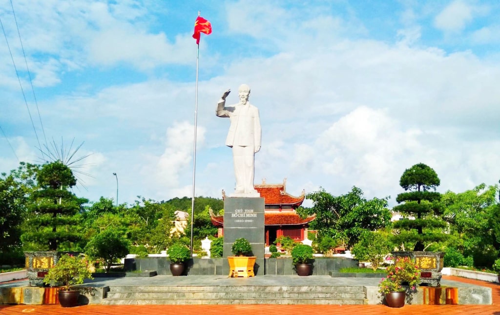 Khám phá lịch trình du lịch Cô Tô mới nhất-tượng đài Bác Hồ