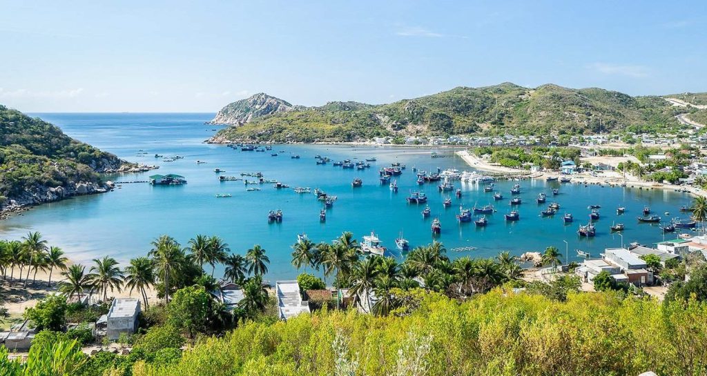 Trước khi bắt đầu chuyến đi, bạn phải tìm hiểu rõ về Ninh Thuận để hành trình của mình được thuận lợi. Ninh Thuận thuộc vùng Duyên hải Nam Trung Bộ, tiếp giáp với 3 tỉnh lớn là Bình Thuận, Khánh Hoà và Lâm Đồng. Chính vì thế, nhiều du khách hiện nay thường kết hợp tour du lịch Ninh Thuận Bình Thuận, Ninh Thuận Khánh Hoà hay Lâm Đồng Ninh Thuận,...