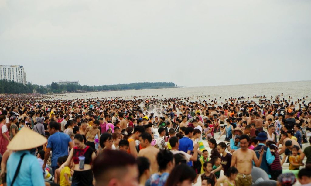 Sầm Sơn nằm ở phía Đông của tỉnh Thanh Hóa, cách trung tâm thành phố khoảng 10km và cách Hà Nội 160km. Sầm Sơn sở hữu đường bờ biển dài, hải sản tươi ngon đa dạng và đặc biệt là sóng biển khá mạnh, tạo nên cảm giác tắm biển rất hấp dẫn du khách. 