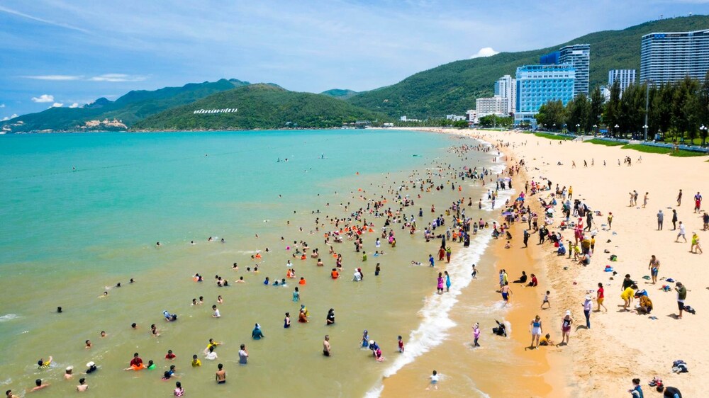 Sầm Sơn nằm ở phía Đông của tỉnh Thanh Hóa, cách trung tâm thành phố khoảng 10km và cách Hà Nội 160km. Sầm Sơn sở hữu đường bờ biển dài, hải sản tươi ngon đa dạng và đặc biệt là sóng biển khá mạnh, tạo nên cảm giác tắm biển rất hấp dẫn du khách. 