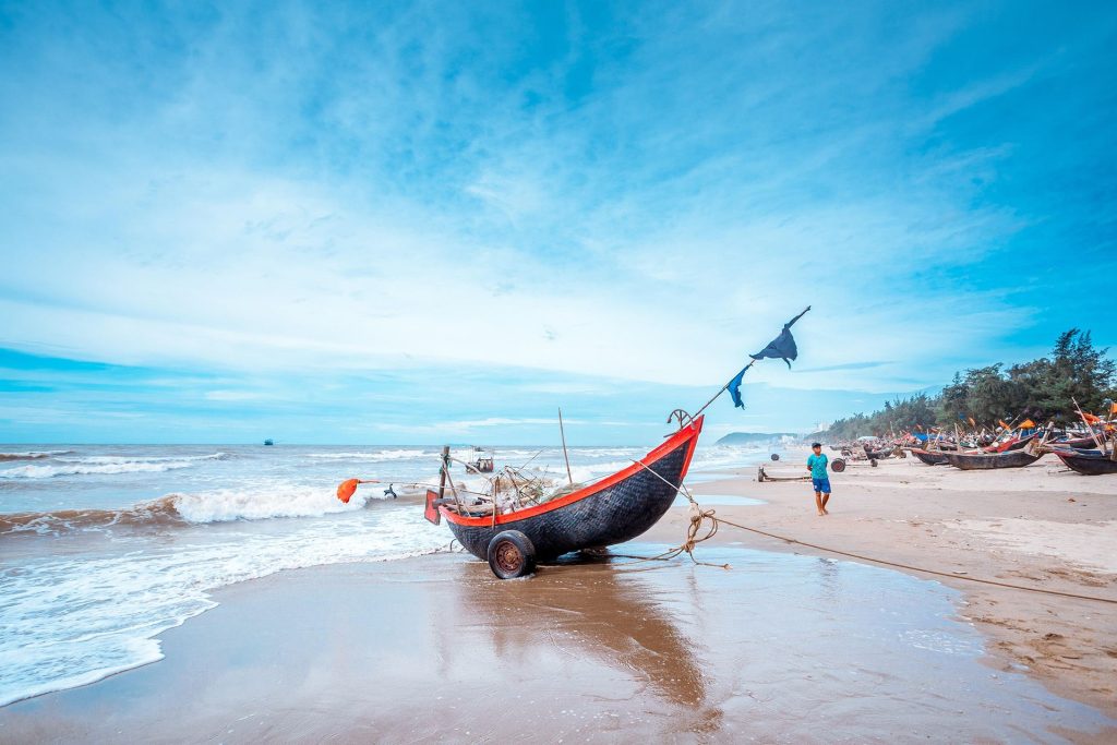 Sầm Sơn nằm ở phía Đông của tỉnh Thanh Hóa, cách trung tâm thành phố khoảng 10km và cách Hà Nội 160km. Sầm Sơn sở hữu đường bờ biển dài, hải sản tươi ngon đa dạng và đặc biệt là sóng biển khá mạnh, tạo nên cảm giác tắm biển rất hấp dẫn du khách. 