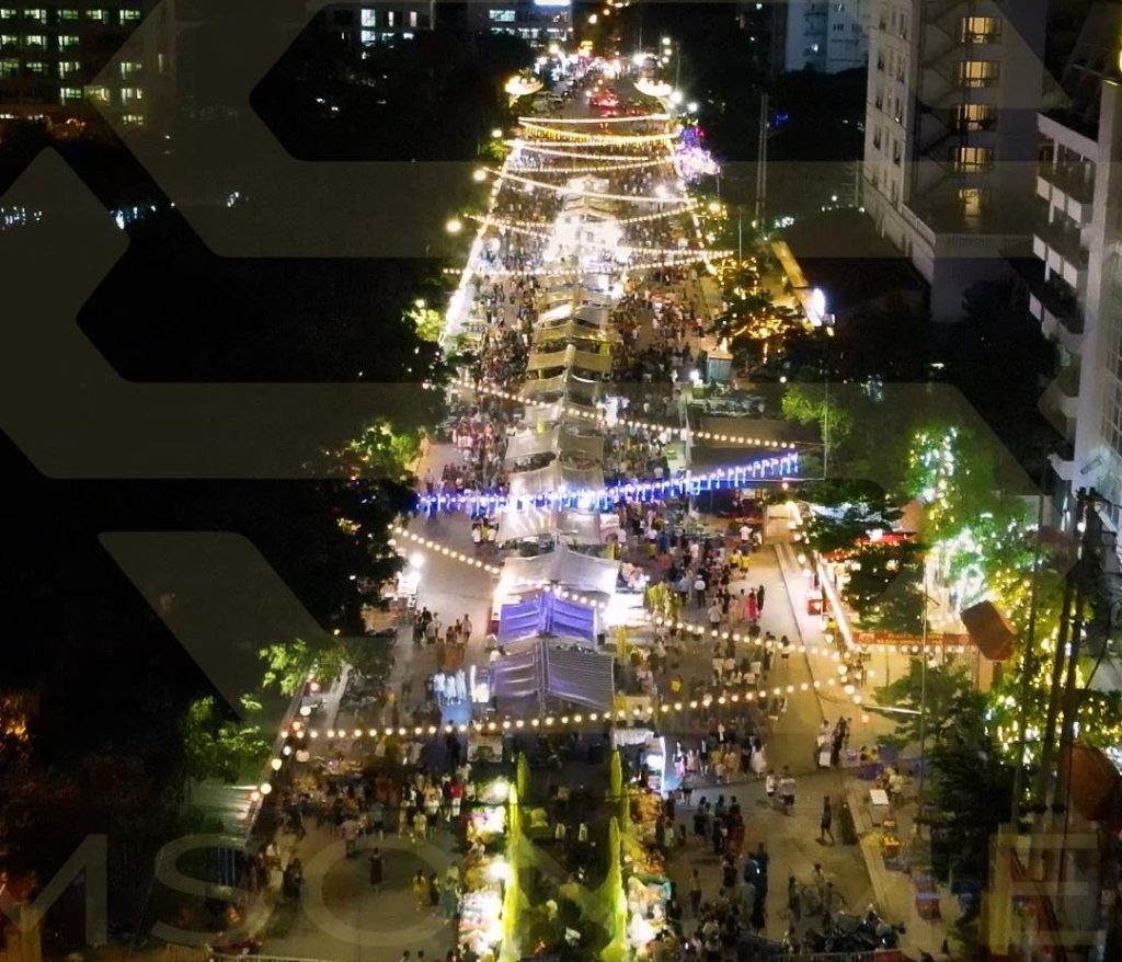 Sầm Sơn nằm ở phía Đông của tỉnh Thanh Hóa, cách trung tâm thành phố khoảng 10km và cách Hà Nội 160km. Sầm Sơn sở hữu đường bờ biển dài, hải sản tươi ngon đa dạng và đặc biệt là sóng biển khá mạnh, tạo nên cảm giác tắm biển rất hấp dẫn du khách. 