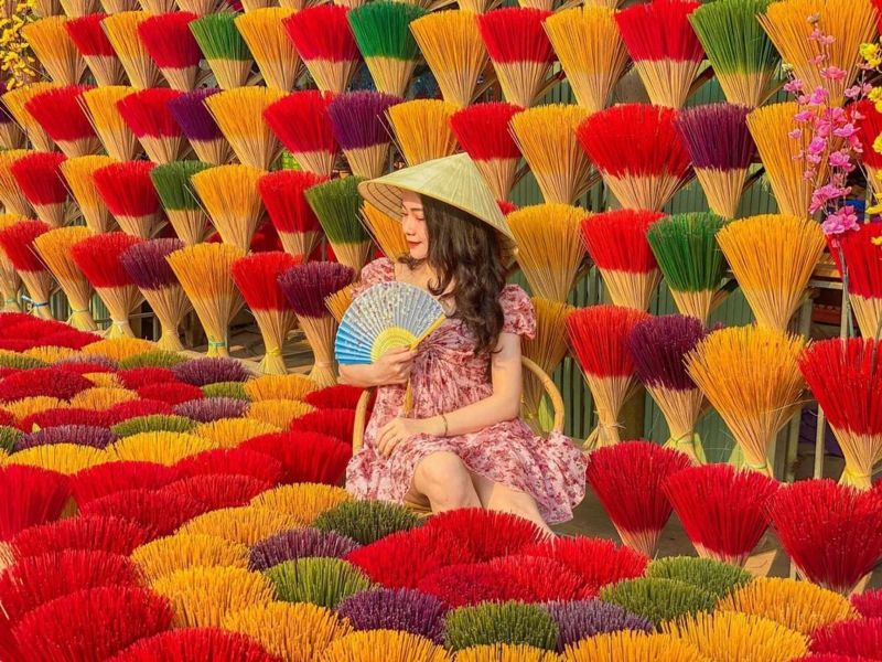 Chụp ảnh tại làng hương Thủy Xuân