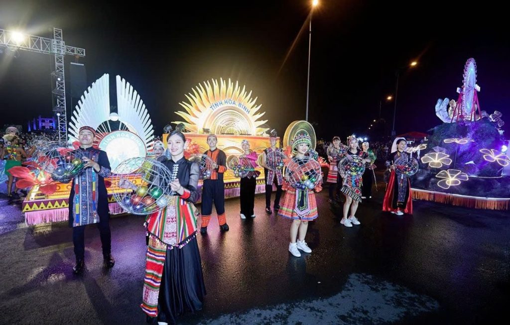 du lịch hòa bình-lễ hội