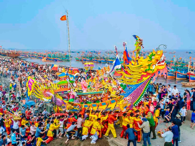 Không khí sôi động của lễ tế cá Ông Hội An