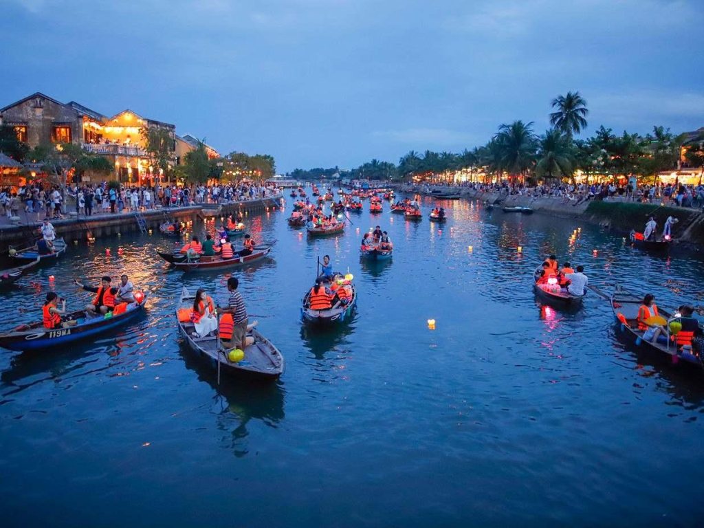 Lễ hội thả đèn vào tháng 8 ở Hội An