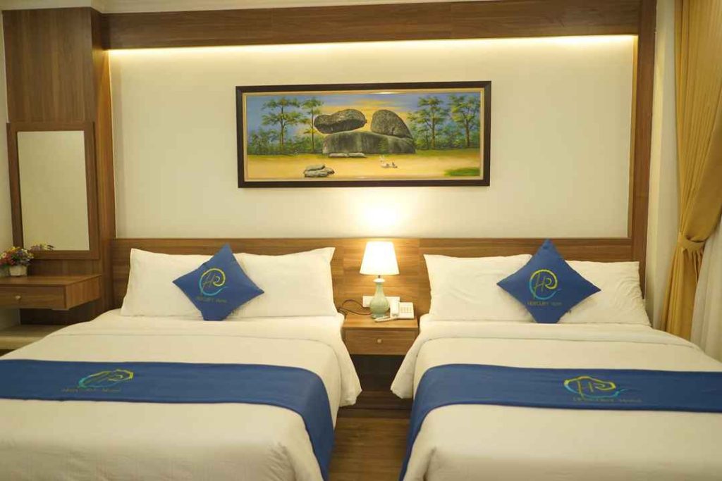 Sầm Sơn nằm ở phía Đông của tỉnh Thanh Hóa, cách trung tâm thành phố khoảng 10km và cách Hà Nội 160km. Sầm Sơn sở hữu đường bờ biển dài, hải sản tươi ngon đa dạng và đặc biệt là sóng biển khá mạnh, tạo nên cảm giác tắm biển rất hấp dẫn du khách. 