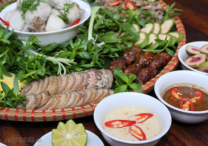 Sầm Sơn nằm ở phía Đông của tỉnh Thanh Hóa, cách trung tâm thành phố khoảng 10km và cách Hà Nội 160km. Sầm Sơn sở hữu đường bờ biển dài, hải sản tươi ngon đa dạng và đặc biệt là sóng biển khá mạnh, tạo nên cảm giác tắm biển rất hấp dẫn du khách. 