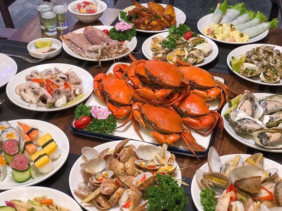 Sầm Sơn nằm ở phía Đông của tỉnh Thanh Hóa, cách trung tâm thành phố khoảng 10km và cách Hà Nội 160km. Sầm Sơn sở hữu đường bờ biển dài, hải sản tươi ngon đa dạng và đặc biệt là sóng biển khá mạnh, tạo nên cảm giác tắm biển rất hấp dẫn du khách. 