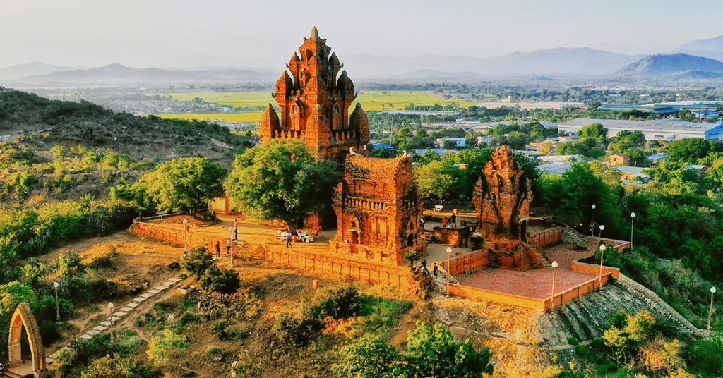 Trước khi bắt đầu chuyến đi, bạn phải tìm hiểu rõ về Ninh Thuận để hành trình của mình được thuận lợi. Ninh Thuận thuộc vùng Duyên hải Nam Trung Bộ, tiếp giáp với 3 tỉnh lớn là Bình Thuận, Khánh Hoà và Lâm Đồng. Chính vì thế, nhiều du khách hiện nay thường kết hợp tour du lịch Ninh Thuận Bình Thuận, Ninh Thuận Khánh Hoà hay Lâm Đồng Ninh Thuận,...