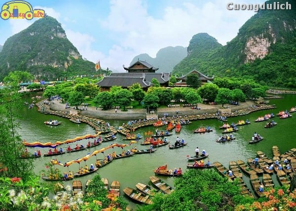 Sầm Sơn nằm ở phía Đông của tỉnh Thanh Hóa, cách trung tâm thành phố khoảng 10km và cách Hà Nội 160km. Sầm Sơn sở hữu đường bờ biển dài, hải sản tươi ngon đa dạng và đặc biệt là sóng biển khá mạnh, tạo nên cảm giác tắm biển rất hấp dẫn du khách. 