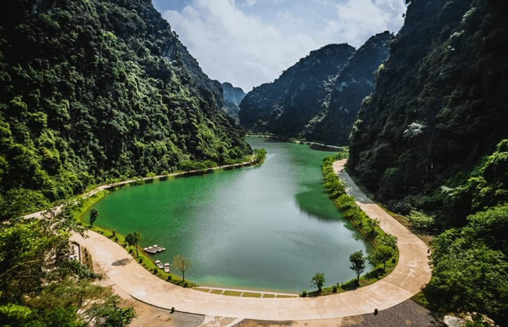 Hải Phòng, thành phố cảng lớn với bãi biển đẹp, di tích lịch sử, kiến trúc Pháp, và ẩm thực đặc trưng. Cùng Viettel Money khám phá các điểm du lịch hấp dẫn tại đây nhé!