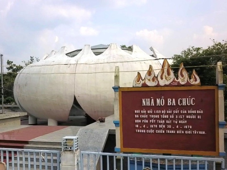 Nhà mồ Ba Chúc
